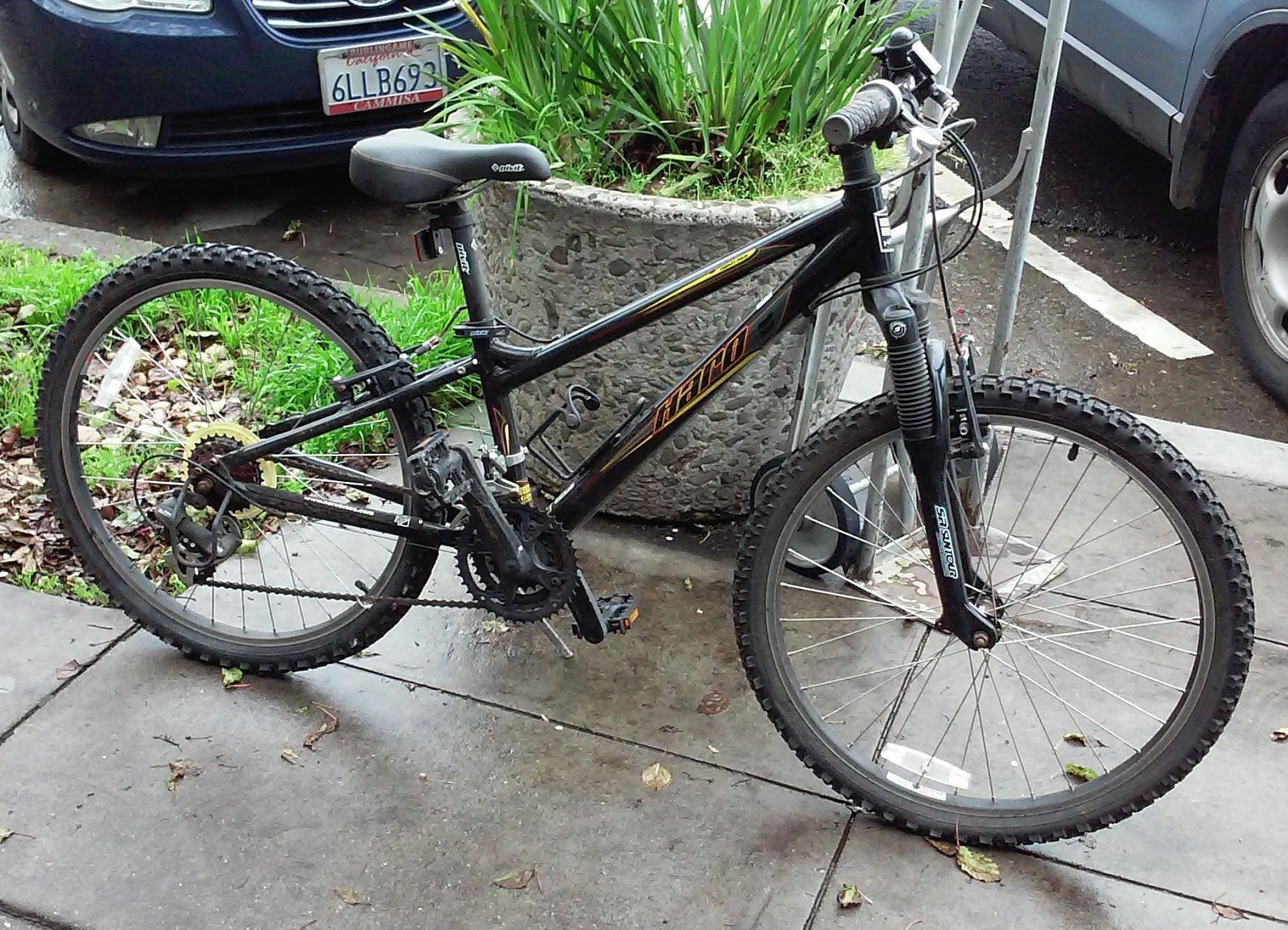 UHURU FURNITURE & COLLECTIBLES: SOLD Haro Pivit 12-Speed Bike - $25