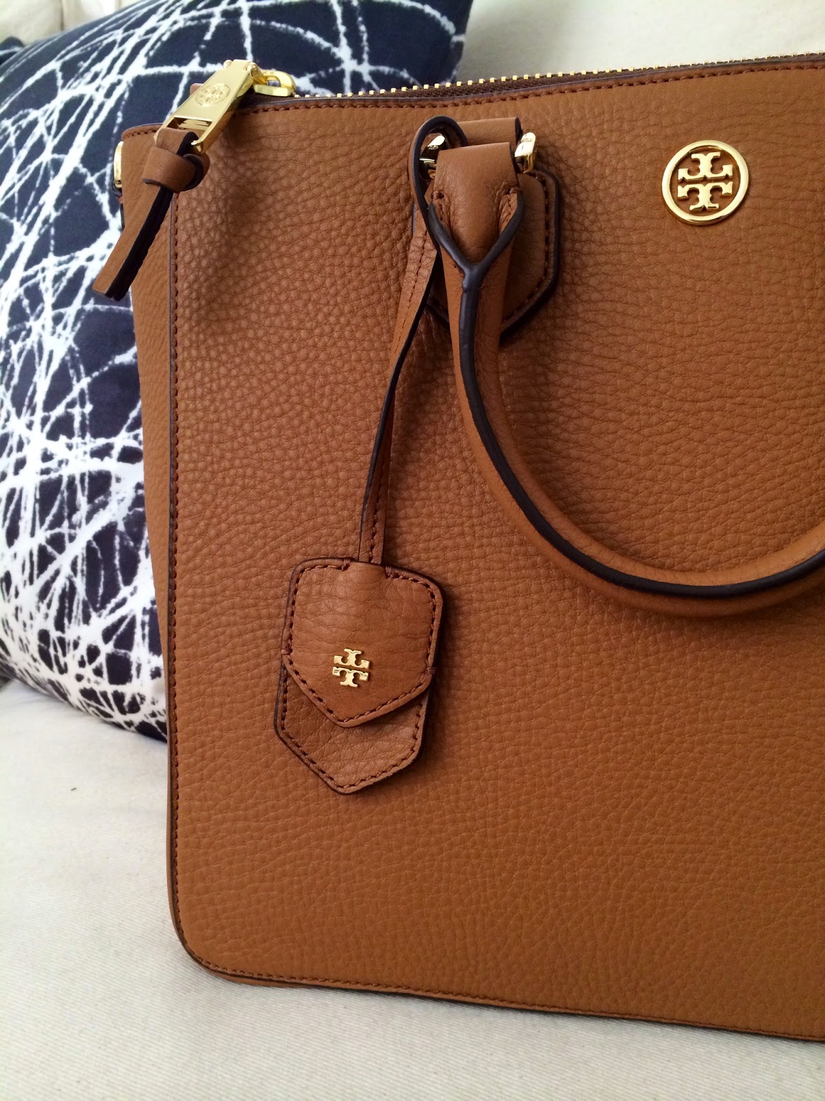 NicoleVeronica What's Inside My Bag Tory Burch Robinson Pebbled