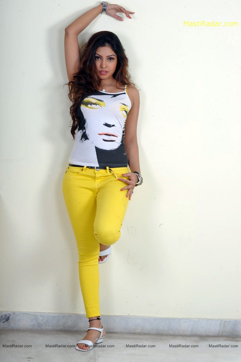 Hot Actress Wallpaper Komal Jha Hot Photos In Tight Jeans