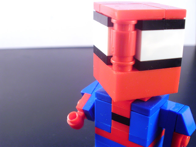 MOC LEGO Homem-aranha construído em modo cube.