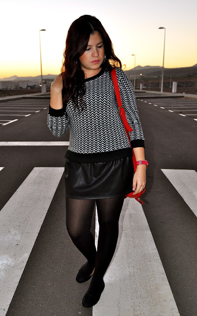 No sin mis accesorios: Leather skirt + Black and white jumper..