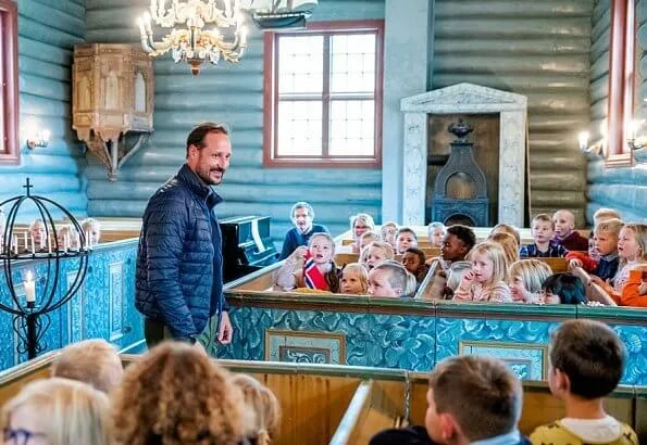 Crown Prince Haakon and Crown Princess Mette-Marit first visited Dovre municipality and then Lesja municipality