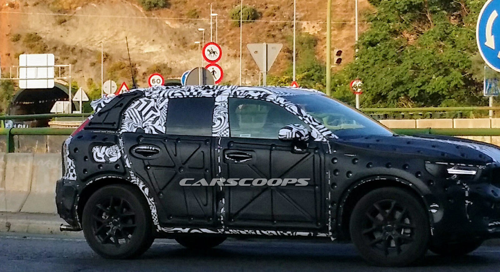 Volvo-XC40-Spy-Shots-3.jpg