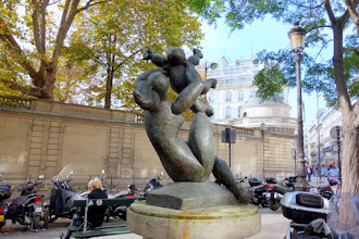 Paris : Mère et enfant, une oeuvre de Baltasar Lobo - Angle des rues du Faubourg Saint-Honoré et Berryer - VIIIème