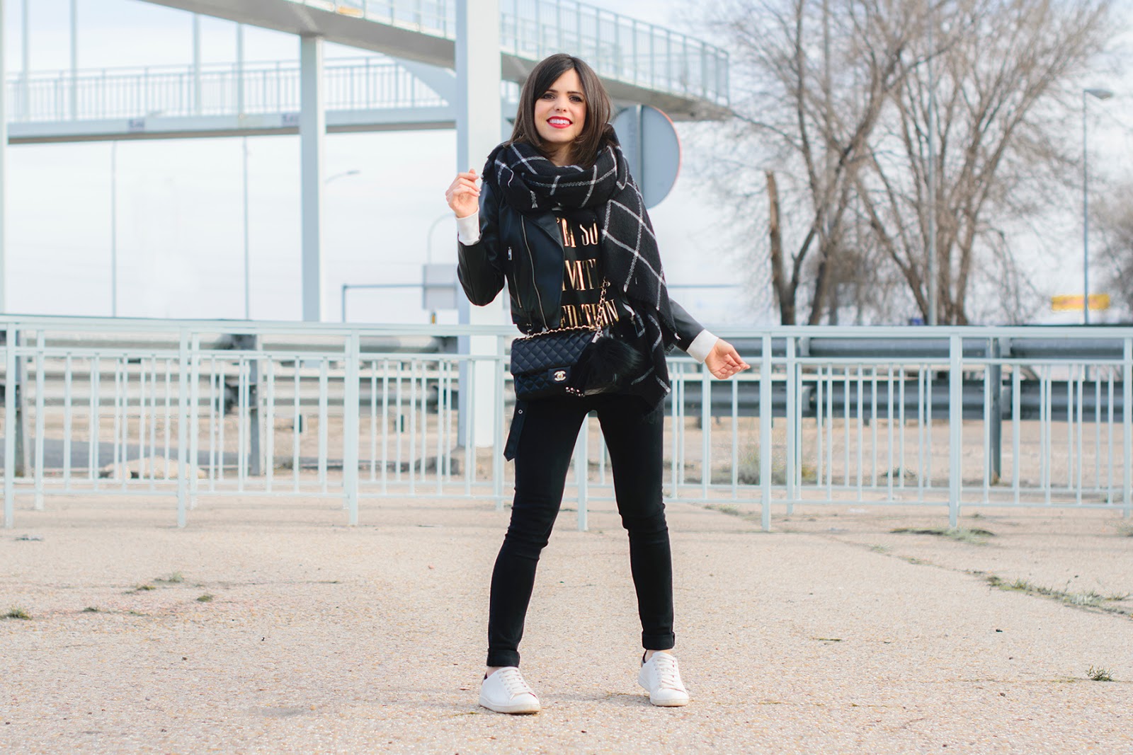 Look con biker y sneakers ponteunostacones