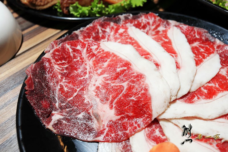 勾勾鍋鴛鴦火鍋|台南府前路小吃美食葷食素食餐廳|千頌伊買千送一百|麻辣鴛鴦火鍋