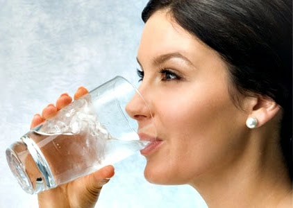 Tomar agua fría endurece la grasa corporal?