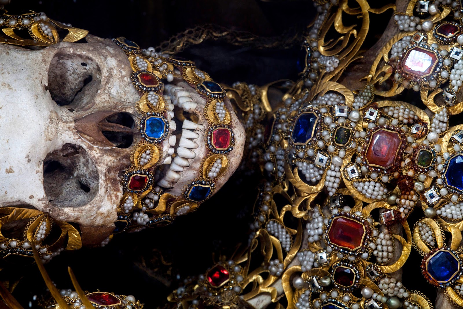 Когда будут сокровища императора. Скелет Святого Панкратия в доспехах. Скелет Святого Панкратия. Череп с драгоценными камнями. Старинные украшения.