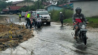 Demi Kamseltibcarlantas, Polantas Polres Melawi Tetap Atur Lalin Walaupun Berjibaku dengan Lumpur dan Banjir