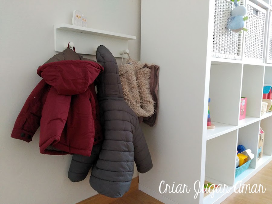 Para fomenrar la autonomía del niño, podemos poner un perchero a su altura.