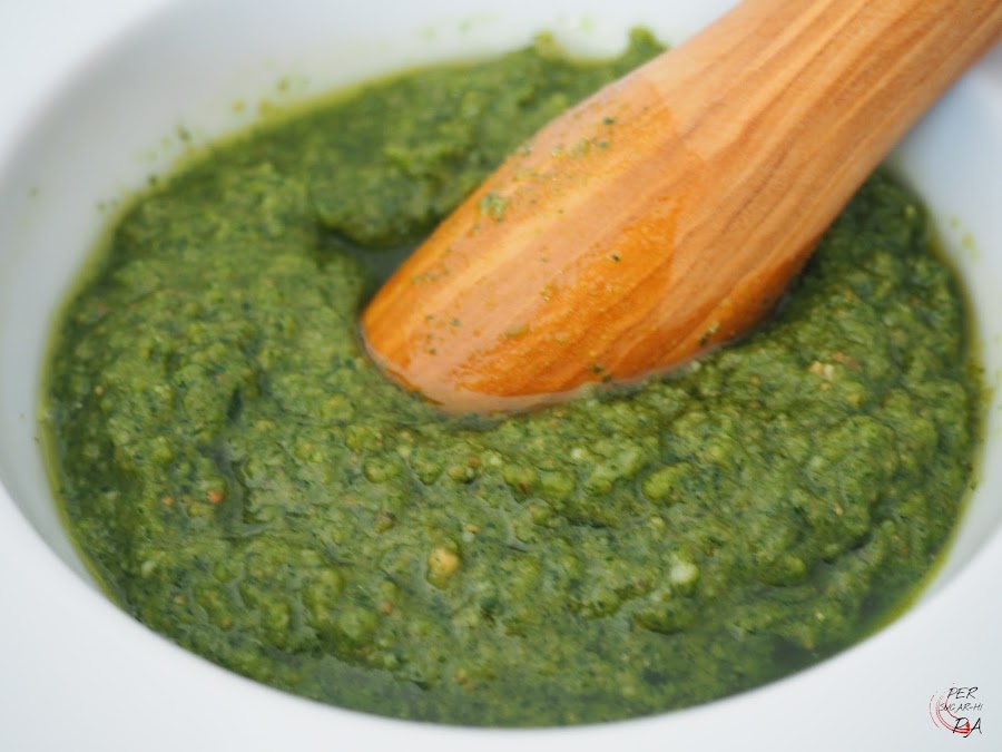 Pesto de rúcula y avellanas, con ajo, parmesano, lima y aceite de oliva.