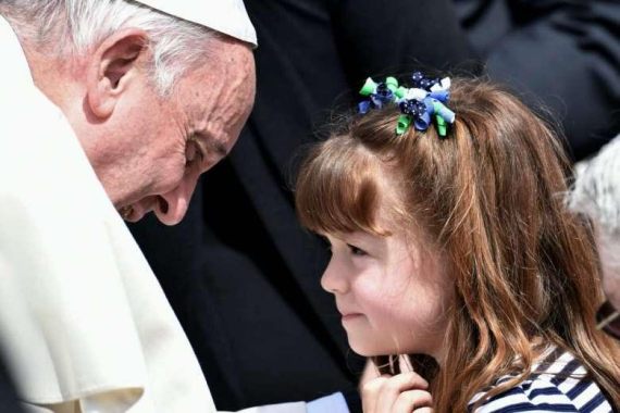 Photos: 5-Year-Old Girl Who Is Gradually Going Blind From Rare Disease Gets Her Wish To See Pope Francis