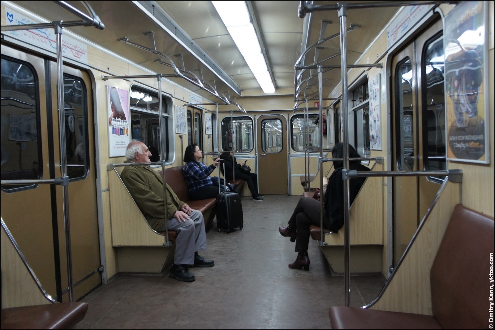 Поезд метро.