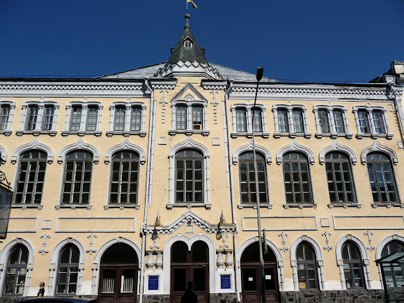 Чернігів. Проспект Миру, 15. Філармонійний центр. Колишнє ерархіальне братство. 1912 р. Чернігів. Проспект Миру, 15. Філармонійний центр. Колишнє ерархіальне братство. 1912 р.
