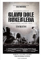 Projekcija filma Glavu dole ruke na leđa slike otok Brač Online Projekcija filma Glavu dole ruke na leđa slike otok Brač Online