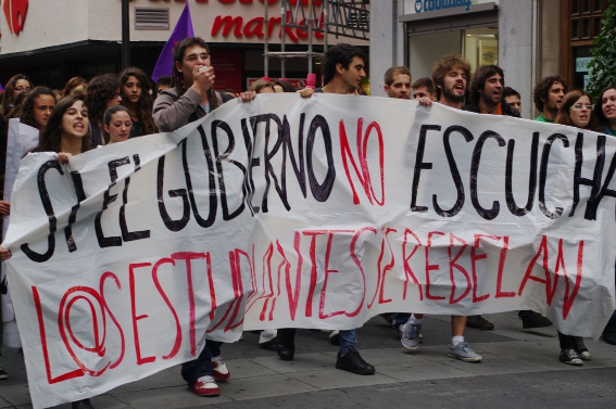 [Crónica] Alrededor de 1.000 estudiantes salen a la calle en defensa de ...