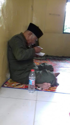 ILYAS KARIM sedang makan ILYAS KARIM sedang makan
