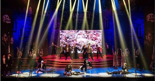 الديكور المسرحي.. حين تشارك الأبواب والشبابيك في التمثيل