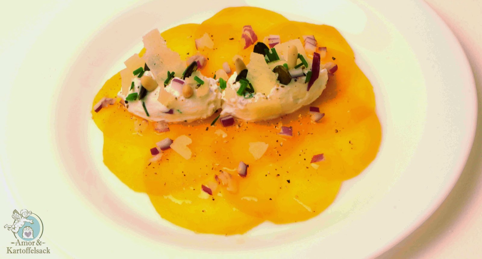 Amor&amp;Kartoffelsack: Gelbe Beete-Carpaccio mit Frischkäsenocken