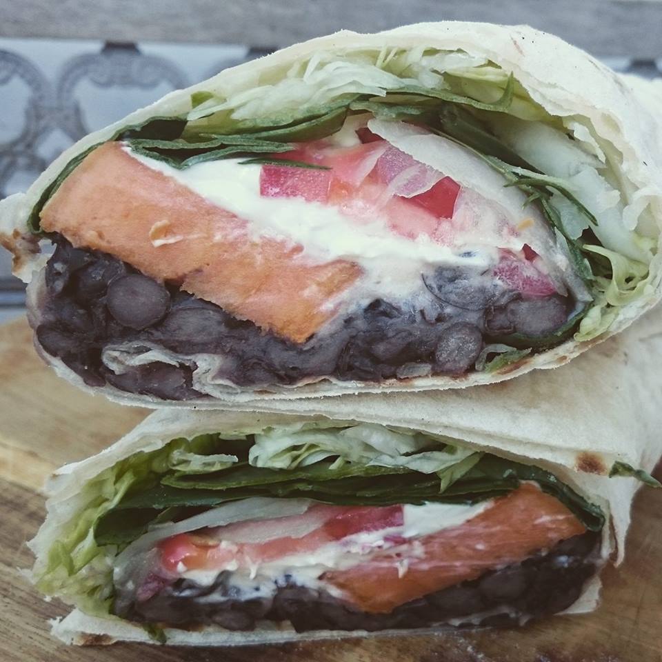 Veggie wrap met zoete aardappel en zwarte bonen