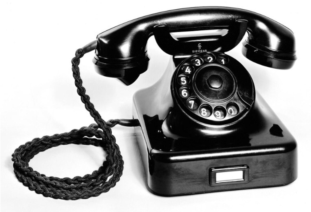 Телефон 30 отдела. Телефонный аппарат. Советский телефонный аппарат. Телефонный аппарат ретро. Эбонитовый телефонный аппарат.