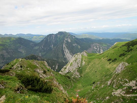 Widok na Kominiarski Wierch (1829 m n.p.m.). Widok na Kominiarski Wierch (1829 m n.p.m.).