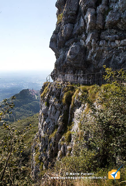 Le rocce calcaree e sullo sfondo Santa Maria del Monte Le rocce calcaree e sullo sfondo Santa Maria del Monte