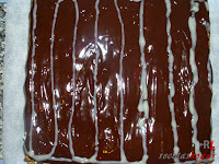 Milhoja de crema pastelera, nata y chocolate-dibujando con el chocolate