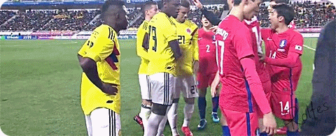 이상한 제스쳐하는 선수.gif | 인스티즈