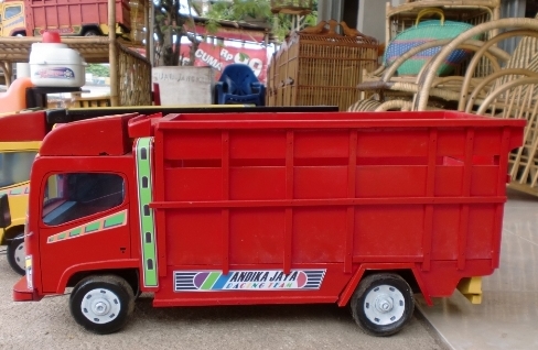 truk besar mainan-merah