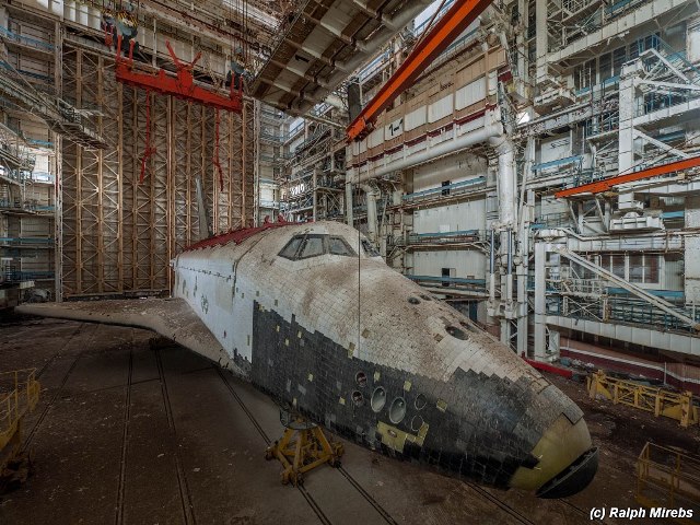 Transbordador espacial ruso abandonado