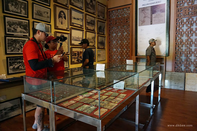 Banyak koleksi artifak sejarah dipamerkan di sini Menjelajah Tempat Menarik Di Pulau Lingga Indonesia
