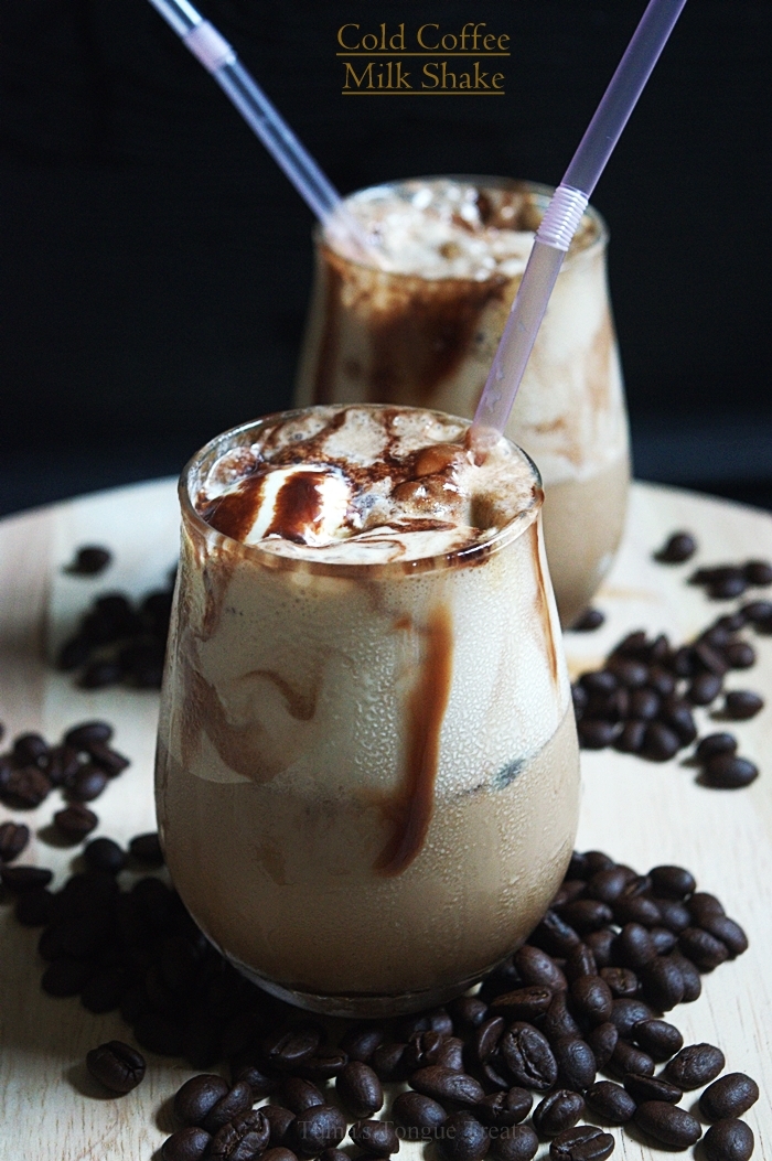 Iced latte with milk. лавандовый айс латте. холодный кофе. кофе с молоком и лимоном. айс латте фото.