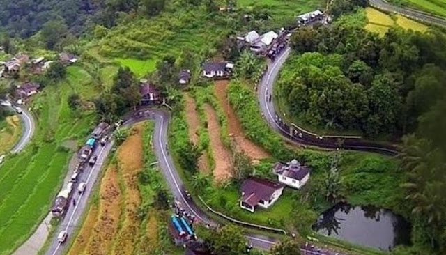 Inilah Enam Jalan Dengan Pemandangan Paling Indah Yang Ada Di Indonesia Inilah Enam Jalan Dengan Pemandangan Paling Indah Yang Ada Di Indonesia