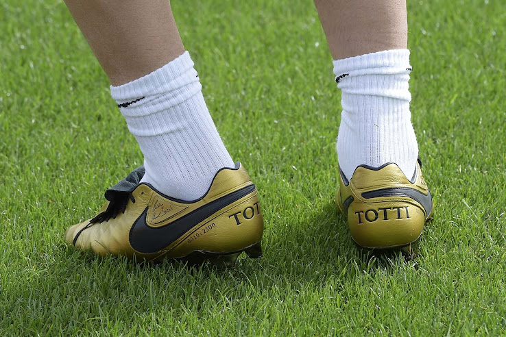 block violation Alphabetical order 0010 | 2500 - Totti Trains In Nike Tiempo X Totti Boots With Exclusive  Detail - Footy Headlines