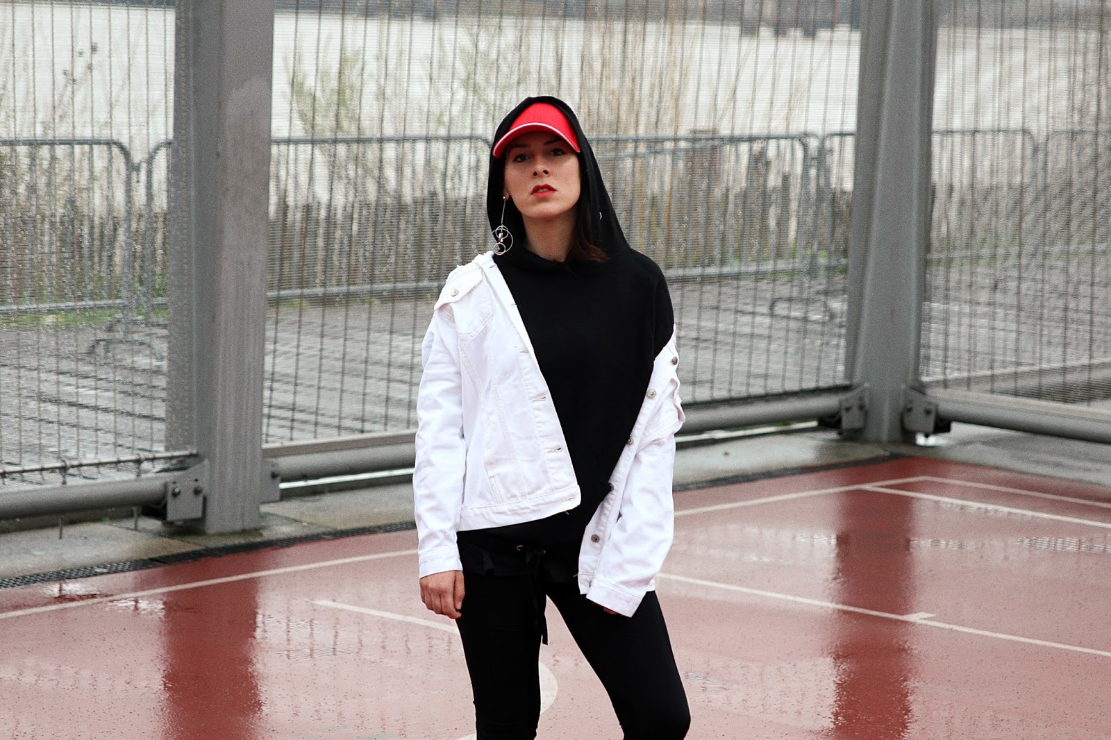 veste en jean , blanc, legging fuseau , casquette rouge , pull à capuche , collant résille , boucles d'oreille anneaux
