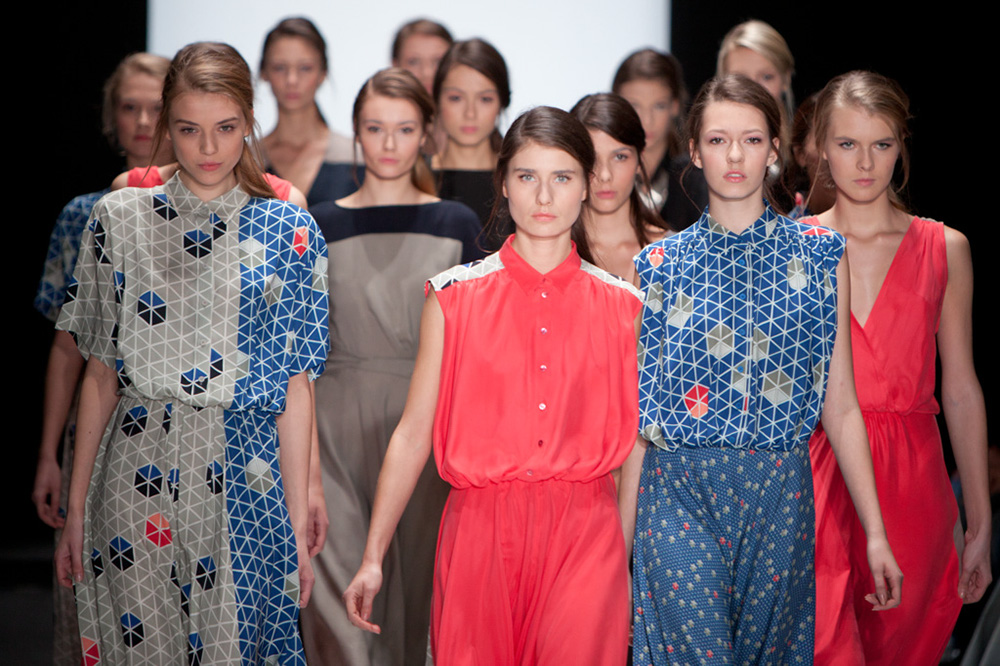 мода в москве. офиц моды. офиц моды. показ мод дефиле русский. валентино гаравани одежда подиум.