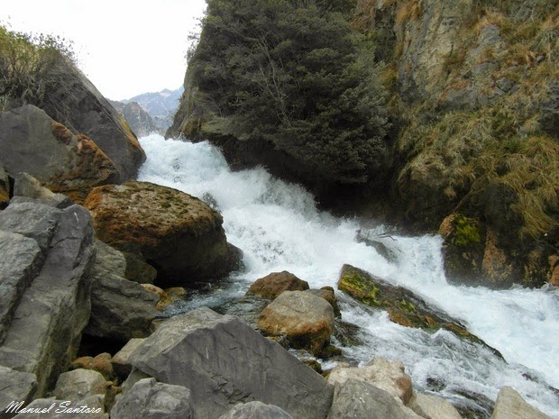 Il fiume crea impetuose cascate Il fiume crea impetuose cascate