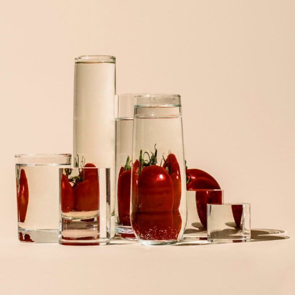 Perspectiva - Comidas e plantas distorcidas através de vidros e água na fotografia de Suzanne Saroff Suzanne Saroff arte fotografia perspectiva comida plantas distorcida fragmentada através água vidro surreal
