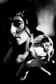 bruja pitonica con su bola de cristal para adivinar el futuro