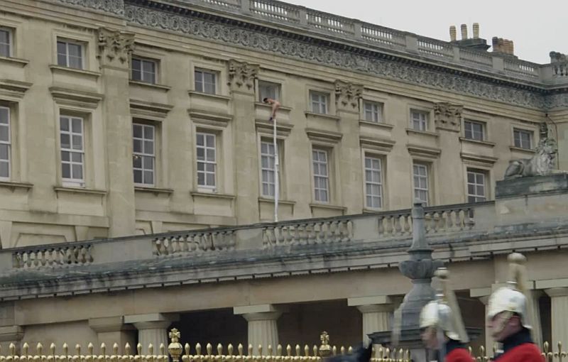 Nur ein nackter Mann der sich aus dem Buckingham Palace abseilt | Epic Hoax