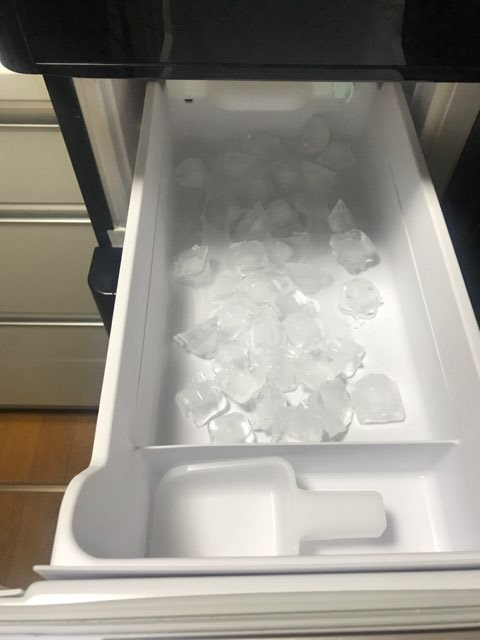 日立の冷蔵庫r B5700 Xk の製氷庫の氷が氷山になる故障が発生 そして異音が よっちことサン太