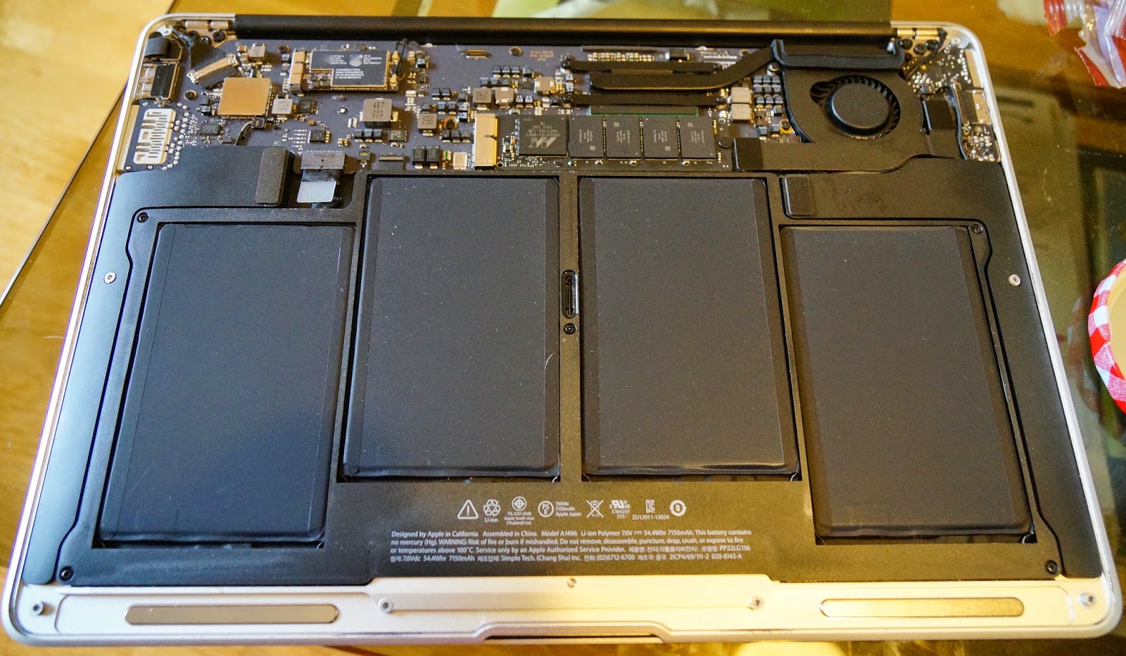 Apple Macbook Air inside pics