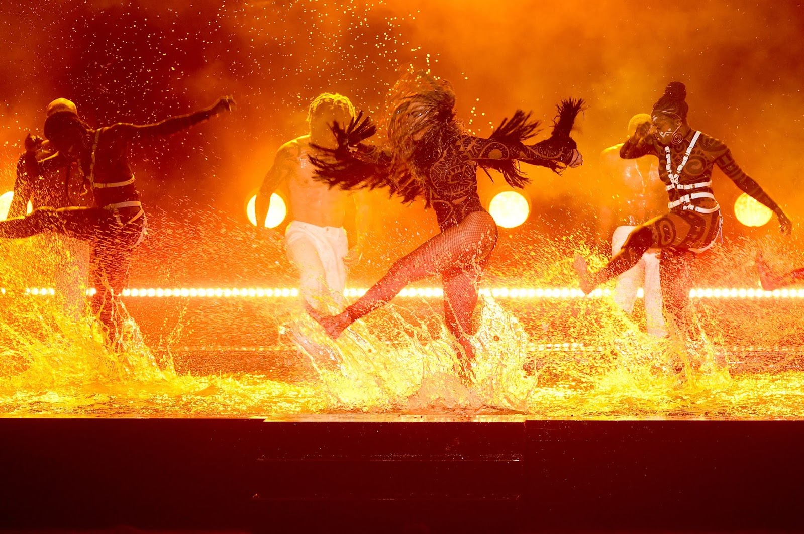 аргентинское танго. горячие танцы. парень и девушка танцуют. анастасия каминская аргентинское танго. жаркие танцы.