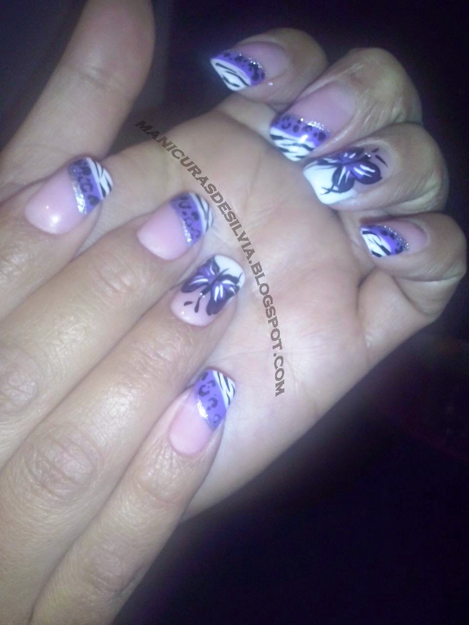 Diseño morado en uñas largas (Purple design on long nails)
