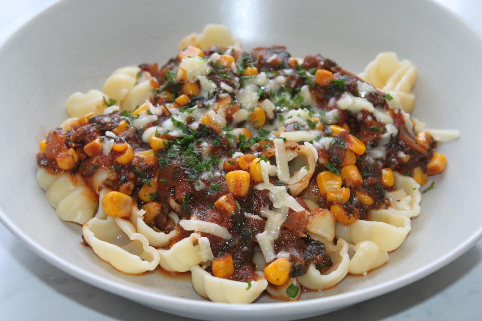 Toves kök - nästan bara vegetariskt: Vegetarisk pastasås med majs, spenat  och champinjoner