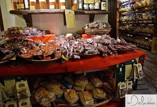 Bolonia sklep w Bolonii, specjały bolonii, kuchnia bolońska, mortadella, kiełbasa bolońska