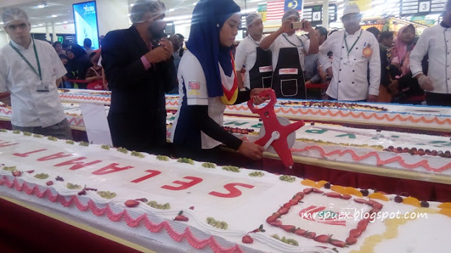 Percubaan Memecah Rekod Kek Buah Terpanjang Di Malaysia Oleh Lulu Hypermarket Kuala Lumpur Percubaan Memecah Rekod Kek Buah Terpanjang Di Malaysia Oleh Lulu Hypermarket Kuala Lumpur