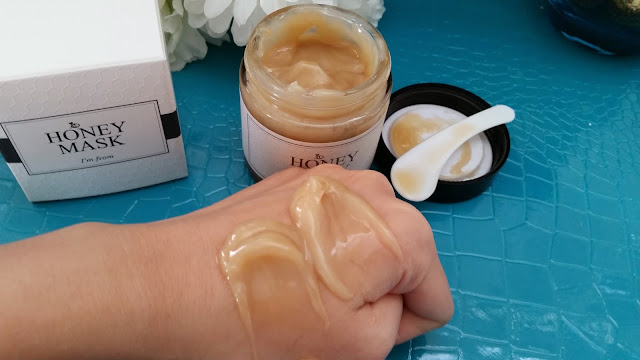 scoops of honey mask