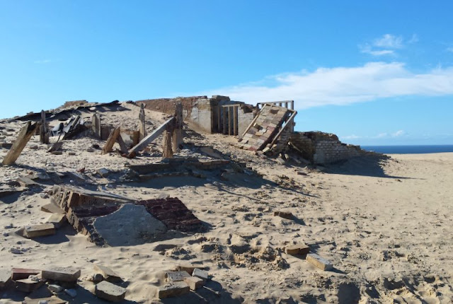 Eine Welt aus Sand: Der Leuchtturm von Rubjerg Knude. Einige Gebäudeteile stürzen bald die Steilküste hinab.